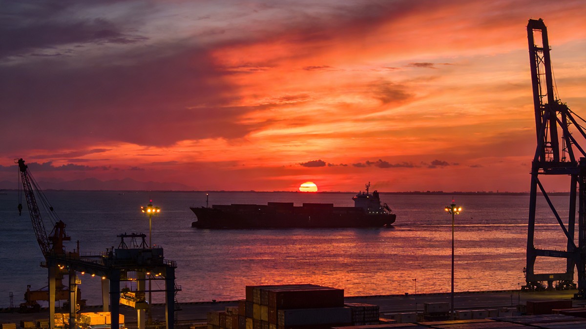 专业团队讨论可行性研究报告
